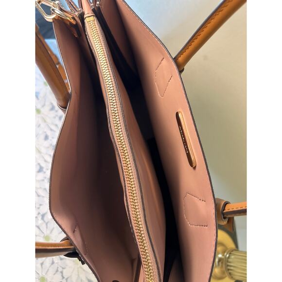 COPY - Michael Kors Shoulder Bag Beige Tan Gold Hardware - Picture 4 of 11